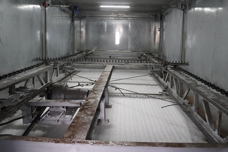 Machine &agrave; glace en &eacute;cailles avec syst&egrave;me de glace r&acirc;teau automatique install&eacute;e &agrave; l