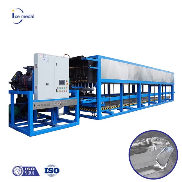 Machine de glace en blocage transparent