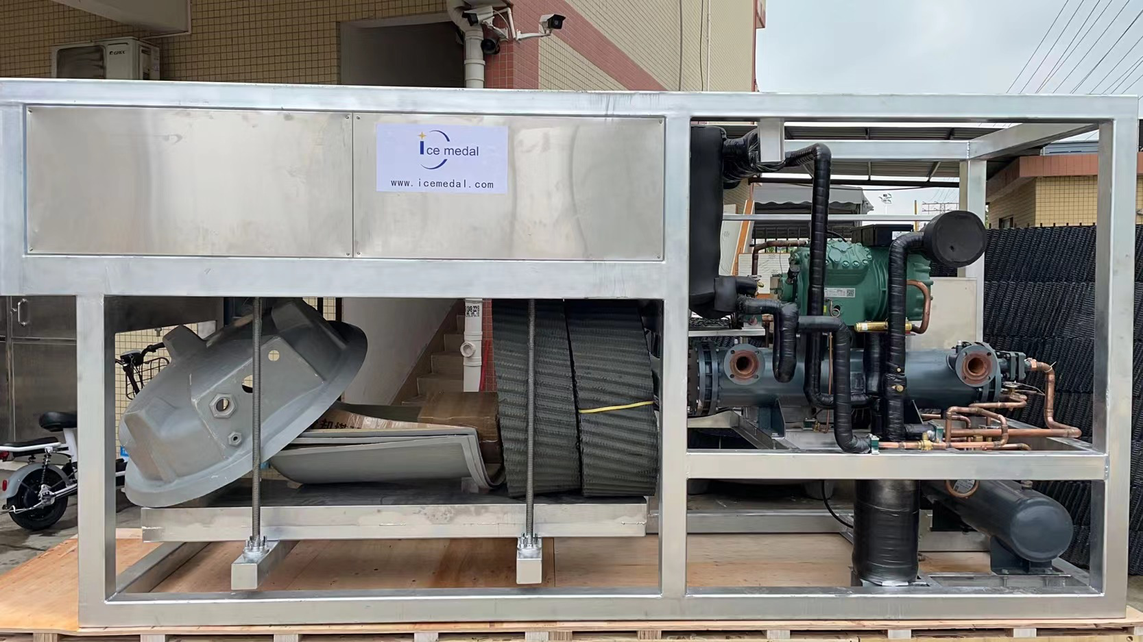 La machine à glace en bloc de refroidissement direct de 3 tonnes d'IceMedal sera bientôt expédiée