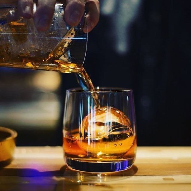 Machine de fabrication automatique de glace à boule de cristal en glace pour le whisky / cocktail / vin