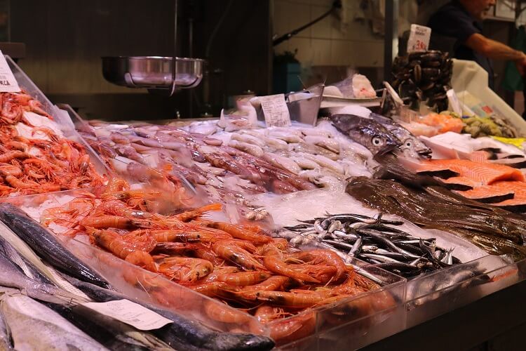 Quels sont les avantages de la machine à glace en écailles de 5 tonnes pour la conservation des fruits de mer ?