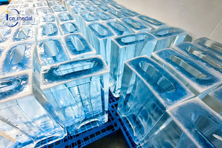 Blocs de glace transparents produits par une machine &agrave; blocs de glace &agrave; refroidissement direct.jpg