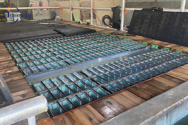 Machine &agrave; glace en bloc de type saumure avec r&eacute;servoir de saumure de construction civile（.jpg